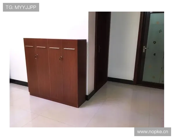 刷到练俊杰家里的镜头，鞋柜堆成精品店，我钱包瞬间失业