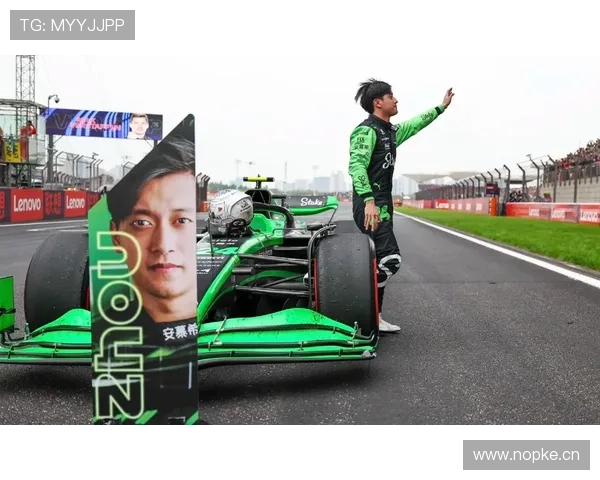 周冠宇开F1回家顺路接妈妈买菜？