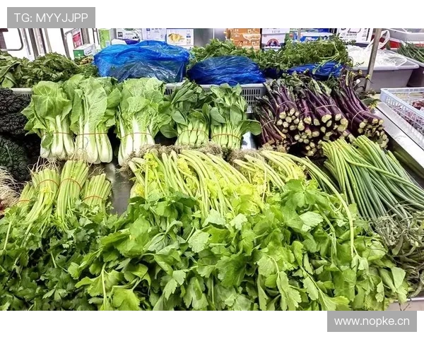 易建联随便拎个菜篮子，手上的那块表直接把排队大妈都变背景