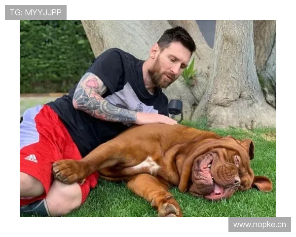 梅西今天穿得像邻居遛狗，手腕那块表却像能买三套房，我还没缓过来