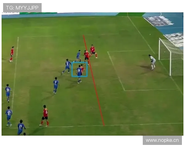 球员获利于扑救球规则全解析：何时判定越位或犯规？